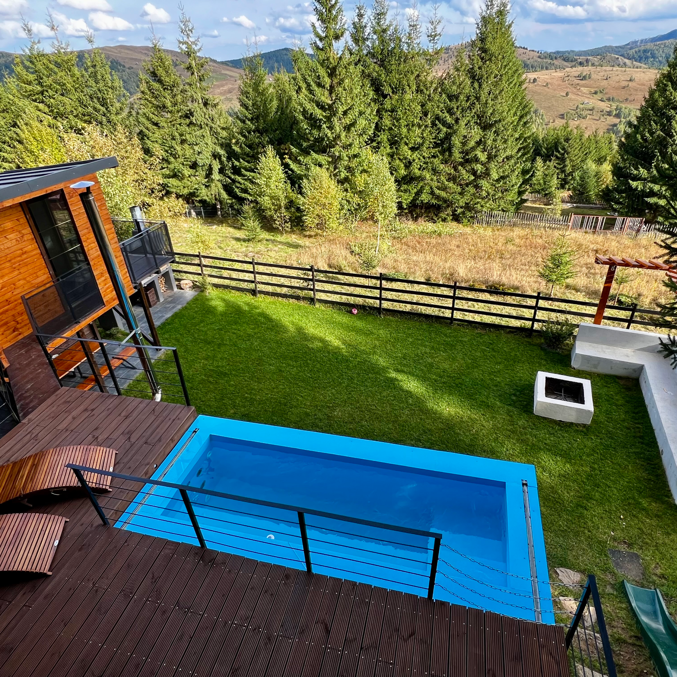 curte spate si piscina_zi
